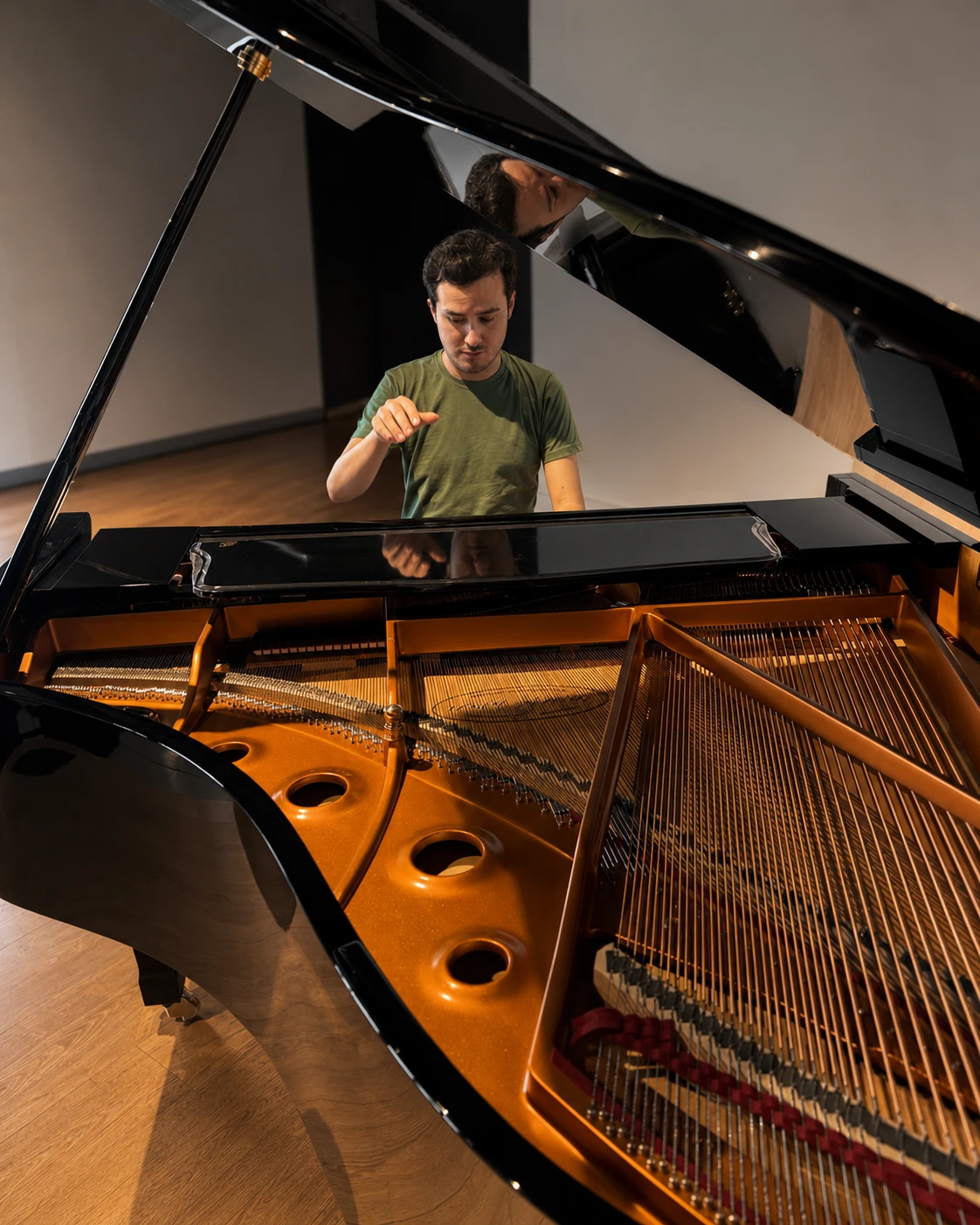 Pianista ante el interior de un piano de cola